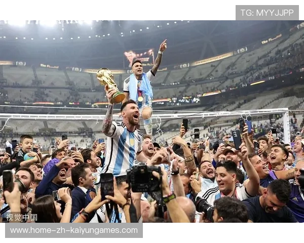 冠军典礼出现感动瞬间，梅西身侧好友难掩泪水的背后